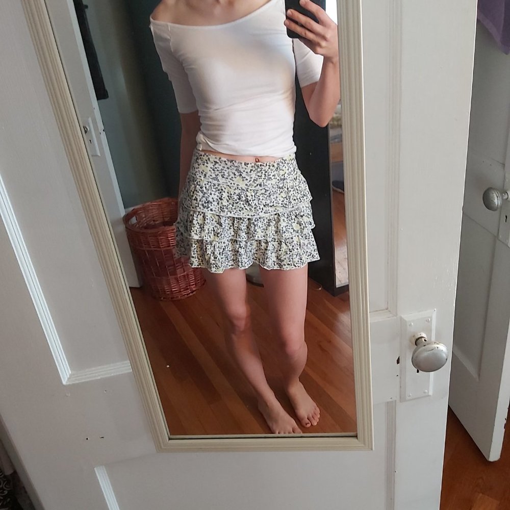 XS Floral ruffled mini skirt. Volcom floral ruffled miniskirt